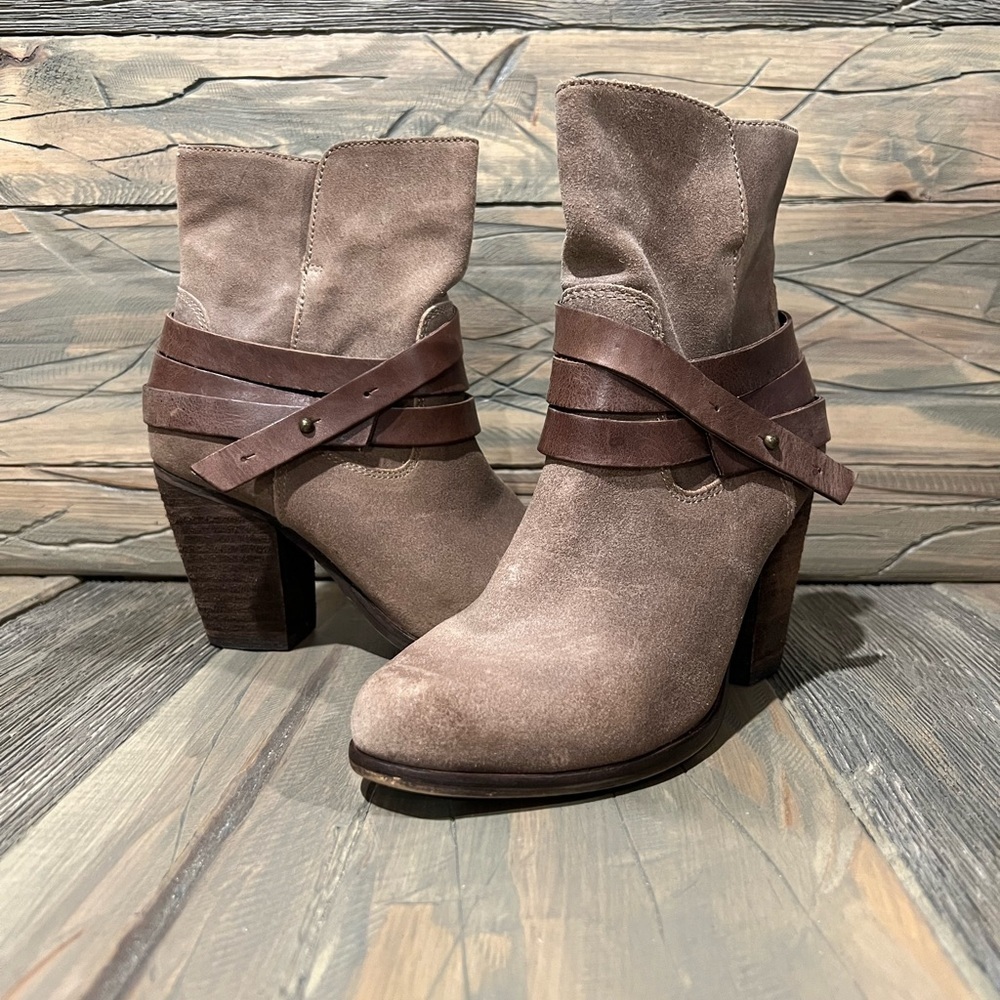 061. ALDO Heeled Booties Strapped • 7